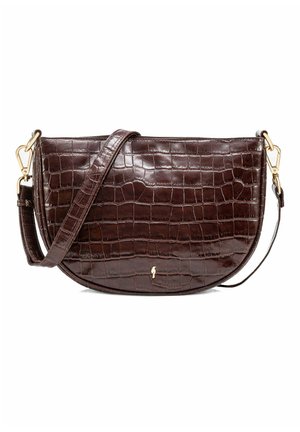 Ciemnobrązowa torebka na ramię w kształcie półksiężyca z tłoczonej skóry krokodyla, z regulowanym paskiem, złotymi zapięciami i małym metalowym logo z przodu.