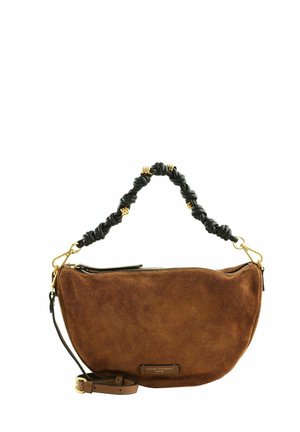 Sac à main en daim marron avec une poignée noire nouée, des accents dorés et une bandoulière marron ajustable, sur fond blanc.