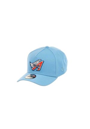Helleblaue Baseballmütze aus Stoff, mit einem gestickten Logo, das einen geflügelten Buchstaben "A" in Rot und Weiß zeigt. Mit gebogenem Schirm.