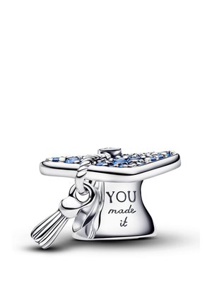 Ciondolo a forma di cappello di laurea con pietre blu, nappina d'argento e incisione "CE L'HAI FATTA" sulla base.
