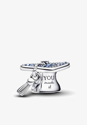 Pendentif en forme de chapeau de diplôme avec pierres bleues, gland argenté et gravure "VOUS l'avez fait" à la base.