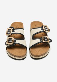 Tofarvede slidesandaler med beige vævet overdel, marineblå accenter, to justerbare spændebånd og en korksål med en tekstureret finish.