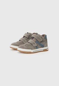 Høye sneakers i grå semsket skinn med blå og brune detaljer. Gummisåle med teksturert grep. Stikking detaljer og logo på siden.