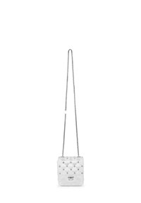 Borsa a tracolla bianca trapuntata con cintura in catena argentata, caratterizzata da accenti borchiati e una forma rettangolare elegante. Texture liscia e design compatto.