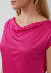 s.Oliver BLACK LABEL MIT WASSERFALL-AUSSCHNITT - T-shirt basic - pink