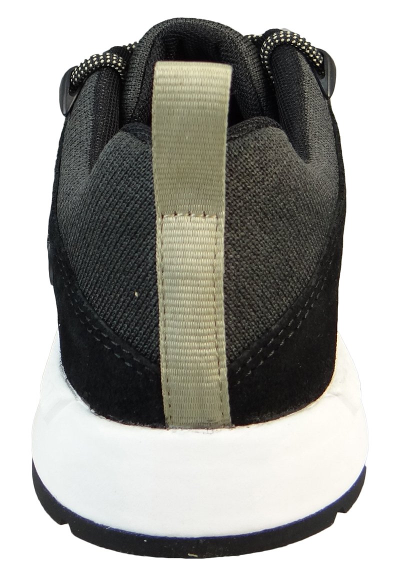 Scarpa sportiva nera con upper in tessuto testurizzato, dotata di colletto imbottito, linguetta verde e suola intermedia bianca con suola esterna nera.