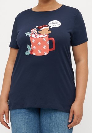 Marineblå skjorte med rød julekande dekoreret med snefnug, slikstok, kristtorn og en peberkagemand, der siger: "Julemand, hjælp mig ud herfra."