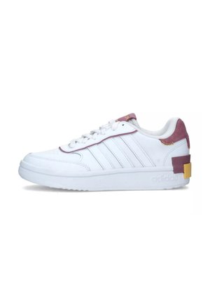Scarpa sportiva bianca con tomaia in pelle liscia, dettagli in suede bordeaux, tre strisce e un inserto giallo e bordeaux sul tallone.