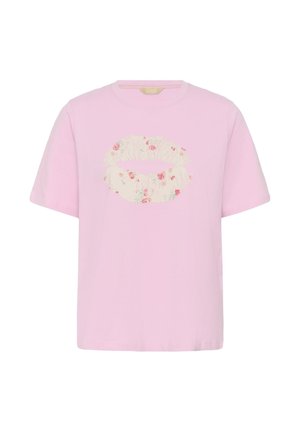 Hellrosa T-Shirt mit kurzen Ärmeln und einem großen, elfenbeinfarbenen Lippenmotiv mit Blumenmuster, das mittig auf der Brust platziert ist.