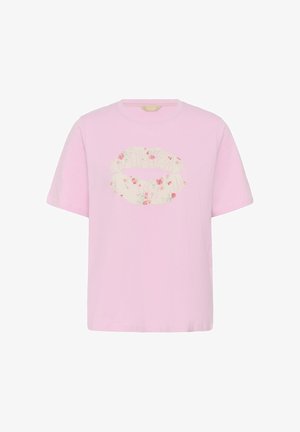 Hellrosa T-Shirt mit kurzen Ärmeln und einem großen, elfenbeinfarbenen Lippenmotiv mit Blumenmuster, das mittig auf der Brust platziert ist.