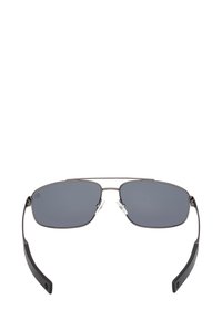 Obdélníkové tmavé skleněné čočky s tenkým černým kovovým rámem a černými zakřivenými konci stranic. Připojené tenké nosní podložky.