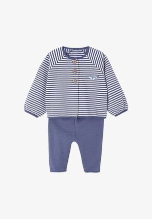 Babybekleidung mit blau-weißer gestreifter Bluse, die mit Holzknöpfen und einem Wal-Graphic versehen ist, kombiniert mit einfarbigen blauen Hosen.