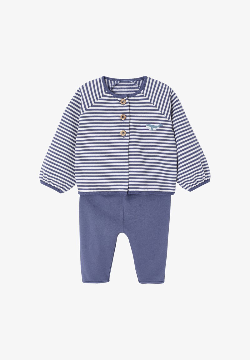 Babybekleidung mit blau-weißer gestreifter Bluse, die mit Holzknöpfen und einem Wal-Graphic versehen ist, kombiniert mit einfarbigen blauen Hosen.