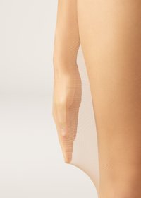 Nudefärgade sheer strumpbyxor visas, med en fin meshstruktur, slät yta och en lätt lyster, framhävd av en hand som försiktigt håller tyget.