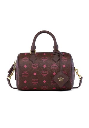 Braune Lederhandtasche mit pinken MCM-Logo-Mustern, goldener Hardware, oberen Griffen und einem abnehmbaren Schulterriemen mit goldenem Emblem.