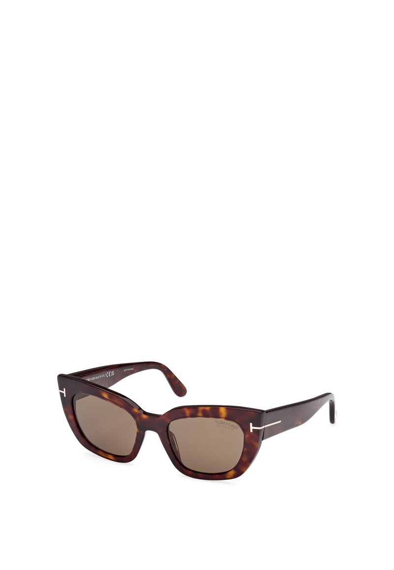 Gafas de sol de carey marrón con forma de ojo de gato. Incluyen lentes marrones oscuros y sutiles acentos plateados en las patillas.