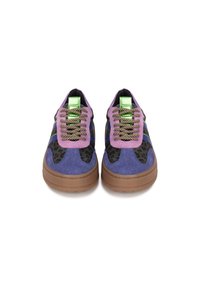 Chaussures en daim violet et marron avec des accents en imprimé léopard, des œillets verts et des lacets en or complexes, présentant un design de semelle épaisse.