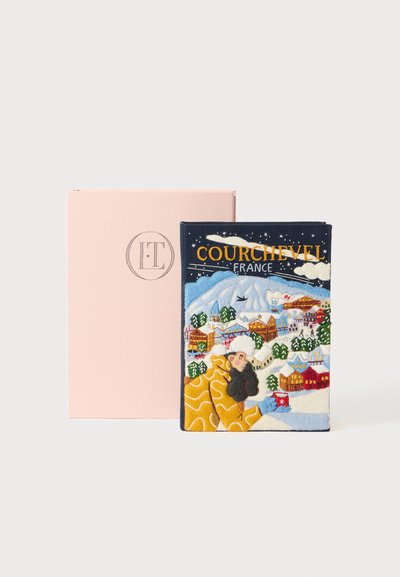 Geborduurd portemonnee met een sneeuwlandschap waarin kleurrijke huizen en een figuur in een jas zijn afgebeeld, tegen een donkerblauwe achtergrond. Inclusief een roze doos.