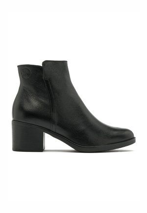 - Ankle boot