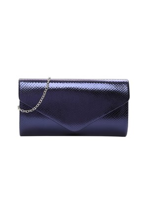 Glanzende donkerpaarse clutch met een slangenhuidtextuur en een zilveren kettingband, afgebeeld tegen een witte achtergrond.