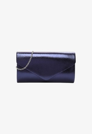 Pochette lucida color viola scuro con una texture effetto pelle di serpente e una tracolla a catena d'argento, mostrata su uno sfondo bianco.