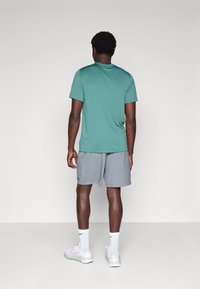 Nike Performance FORM - Sportske kratke hlače - smoke grey/black
