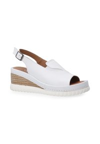Weiße Slingback-Wedgesandale mit offener Zehenpartie, strukturiertem Lederoberteil, Holzzehenakzent und dicker weißer Gummisohle. Verstellbarer Knöchelriemen.