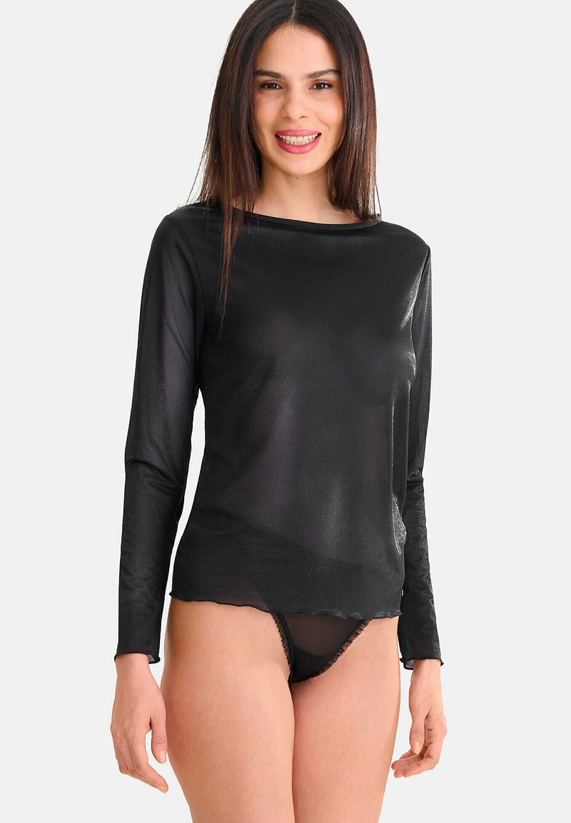 Haut noir à manches longues en tissu transparent avec un col bateau, présentant une texture lisse et un ourlet irrégulier, associé à des sous-vêtements transparents noirs.