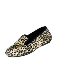 Zapatilla tipo pantufla con suave tela de estampado de leopardo y forro interior negro, diseñada para ofrecer confort y calidez en interiores.