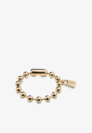 Pulsera de cuentas doradas que presenta una cuenta cilíndrica y una etiqueta de encanto. Textura suave con acabado pulido, mostrando un diseño uniforme.