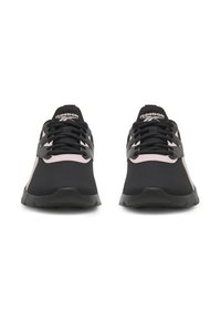 Para czarnych i różowych sneakersów Reebok z sznurowadłami, widziana z przodu na białym tle.