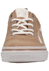 Sneaker in suede color tan con suola in gomma bianca, dotata di lacci bianchi, occhielli metallici e dettaglio con logo di lato. Design classico a taglio basso.