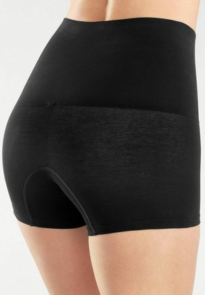 Schwarz nahtlose Shorts mit hoher Taille, die am unteren Torso und den oberen Oberschenkeln getragen werden und eine glatte Passform sowie dehnbaren Stoff betonen.