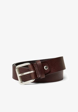 Cinturón de cuero marrón con hebilla de metal plateado. Presenta una textura suave y una forma rectangular clásica. Decorado con un solo agujero.