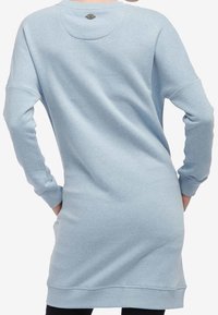 Vestito felpa azzurro chiaro con maniche lunghe, caratterizzato da un colletto rotondo e un piccolo logo sul retro. Tessuto morbido con una vestibilità comoda.