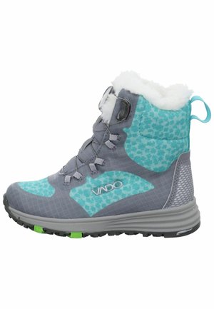 Scarpa da trekking grigia e aqua con una parte superiore testurizzata, foderata in peluche e dettagli verdi. Presenta una suola durevole e un design con lacci.