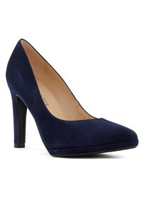 Zapato de tacón alto de ante azul marino con punta afilada y textura suave; presenta un tacón negro robusto y un diseño minimalista.