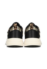 Sneakers neri con accenti leopardati, dettagli dorati e materiale testurizzato. La suola è di colore crema con un motivo a rilievo.