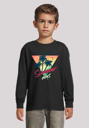 Schwarzes Langarm-T-Shirt mit buntem Grafikdesign von Palmen, Sonne und dem Text "Kalifornische Sommertage" in fetten Schriftarten.