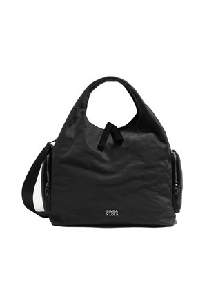 Czarna torba na ramię wykonana z gładkiego materiału o zaokrąglonym kształcie, z górnym uchwytem i regulowanym paskiem na ramię, z kieszeniami na zamek.