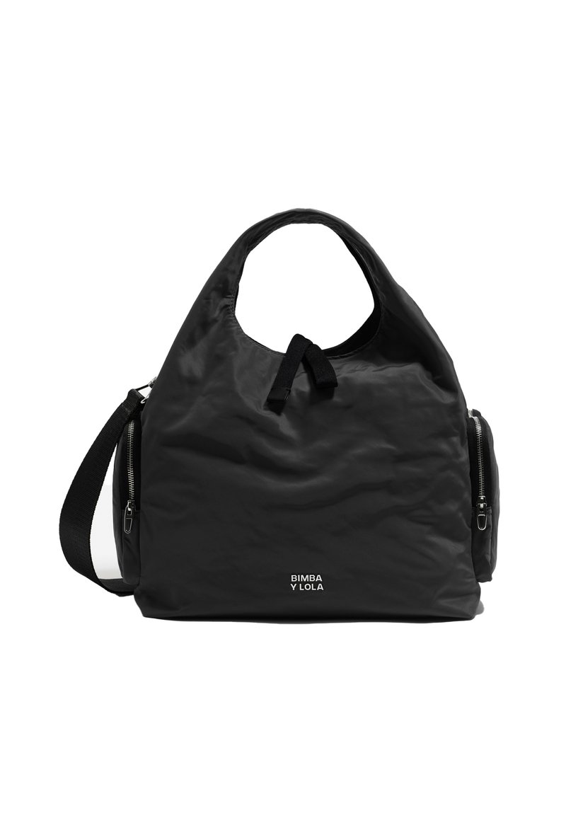 Črna torba iz gladkega blaga z zaobljeno obliko, opremljena s kratek ročajem in nastavljivim ramenskim trakom, z zadrgami.