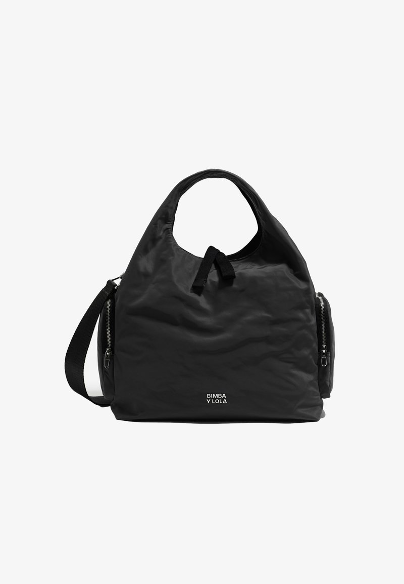 Črna torba iz gladkega blaga z zaobljeno obliko, opremljena s kratek ročajem in nastavljivim ramenskim trakom, z zadrgami.