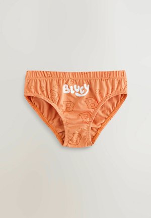 Orange børneunderbukser med elastisk talje, der har et tekstureret mønster af bogstavet "B" og et hvidt "Bluey" logo på fronten.