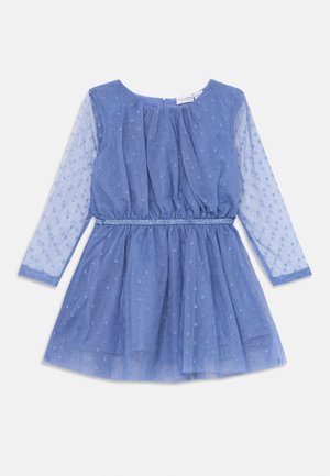Blaues Kleid mit einem strukturierten Oberteil und transparenten langen Ärmeln. Es hat eine taillierte Taille und einen Rock mit einem Polka-Dot-Muster.