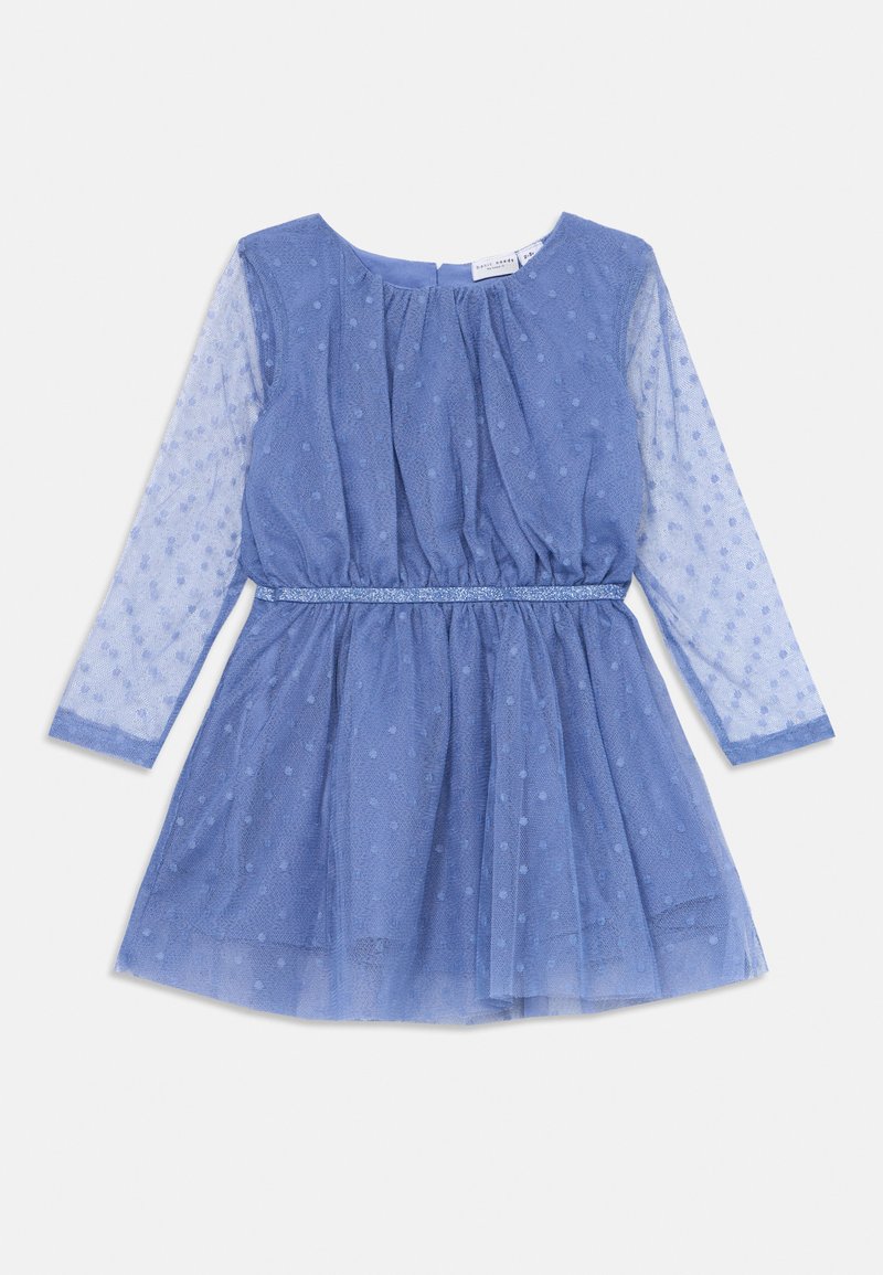 Sinine kleit tekstuuriga boddiga ja läbipaistvate pikkade varrukatega. Omab taljesse lõigatud vööd ja seelikut, millel on täppide muster.