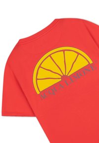 Röd bomull t-shirt med en gul cirkulär citron grafik och blå text som säger "ACQUA LIMONE." Kort ärm och med rundad halsdesign.