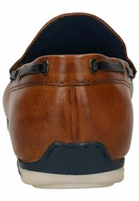 Scarpa da barca in pelle marrone con una texture liscia, dettagli blu navy e una suola in gomma bianca. Presenta lacci decorativi e dettagli di cucitura.