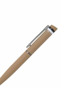 Beige pen met een soepele mat afgewerkte oppervlakte, chrome accenten en een clip. Slanke, langwerpige vorm met een ronde bovenkant en een getextureerde grip.