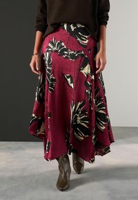 Bordeaux, bloemenpatroon, midi-jurk gemaakt van textuurstof, met grote zwarte en crèmekleurige bloemen, met een asymmetrische zoom.