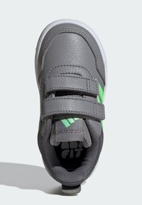 Szary dziecięcy but z syntetycznej skóry z zielonymi akcentami, dwoma regulowanymi paskami na rzep, zaokrąglonym noskiem i teksturowaną gumową podeszwą.